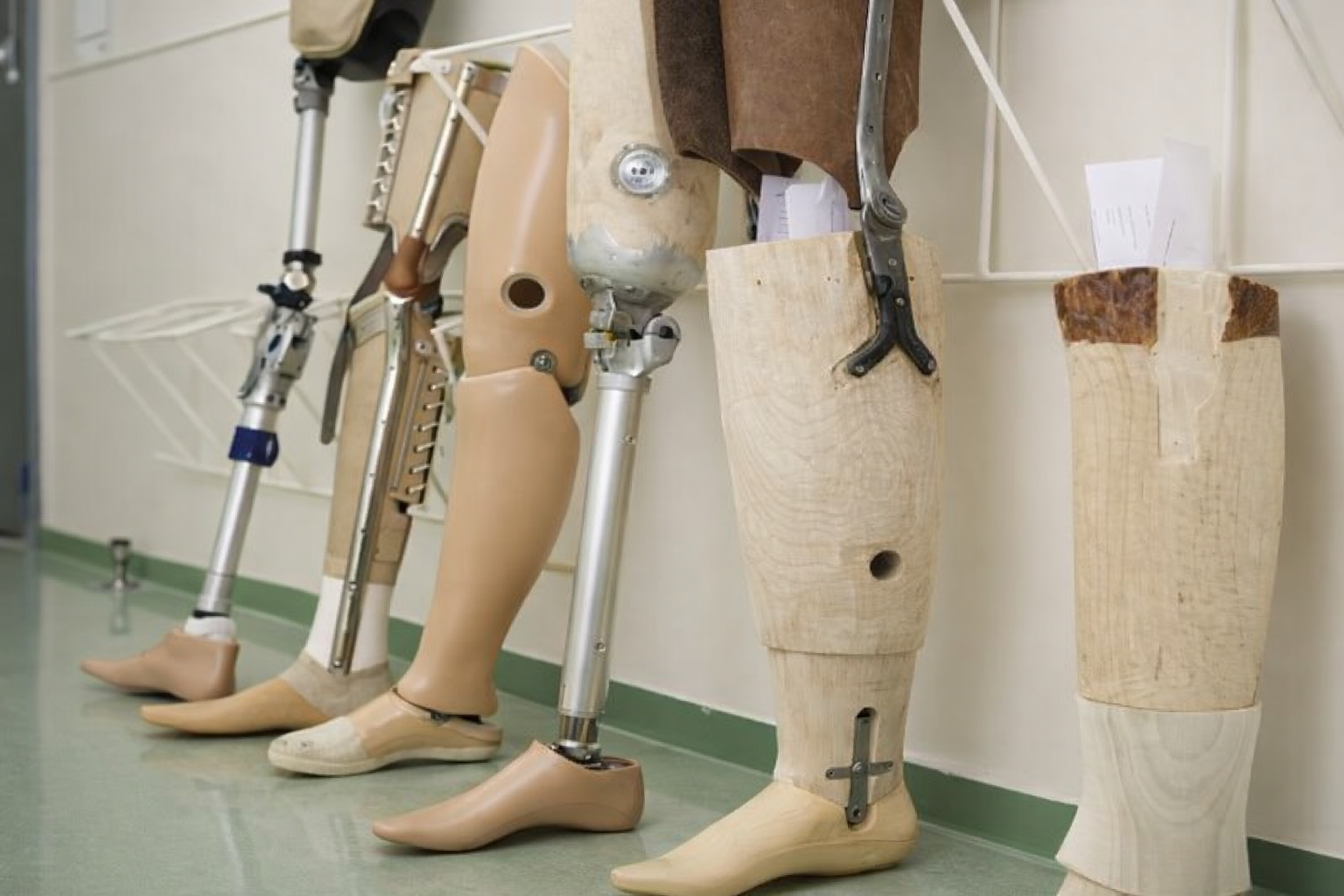 Безшарнірні протези стегна